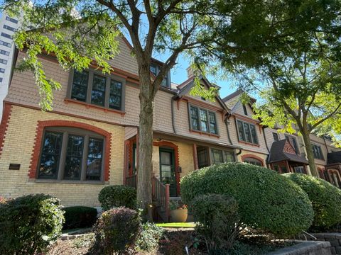 Photo of 1630 N Farwell Ave, Milwaukee, WI 53202 (MLS # 1935496)