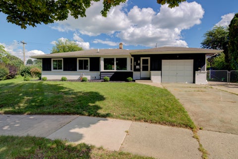 Photo of 1429 Empire Ct, Waukesha, WI 53186 (MLS # 1980714)