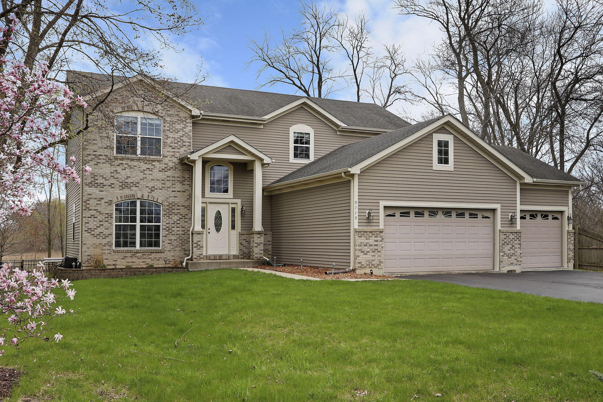 Pleasant Prairie, Wisconsin 53142, United States, 4 Bedrooms Bedrooms, ,3 BathroomsBathrooms,Residential,Pending,115551