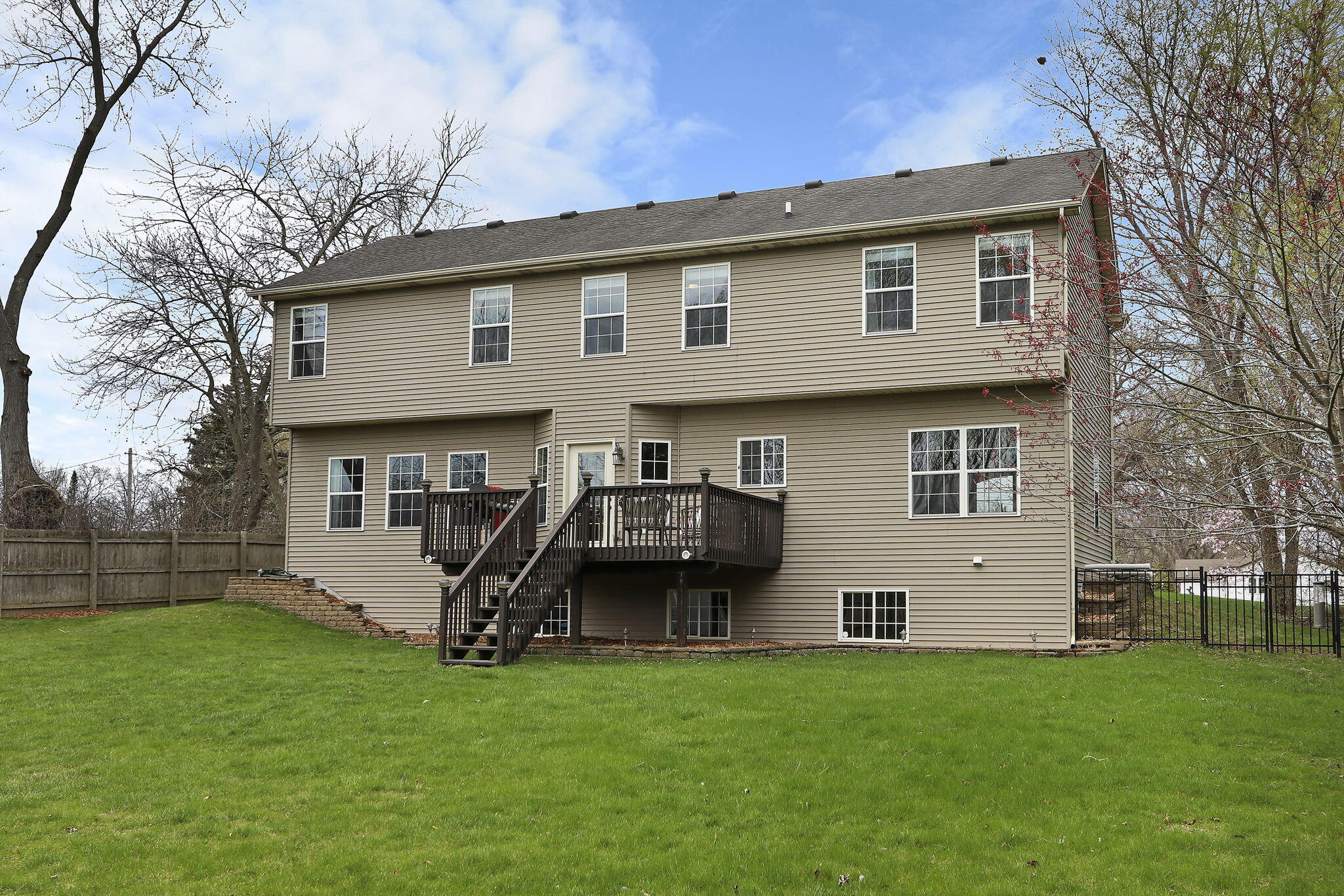 Pleasant Prairie, Wisconsin 53142, United States, 4 Bedrooms Bedrooms, ,3 BathroomsBathrooms,Residential,Pending,115551