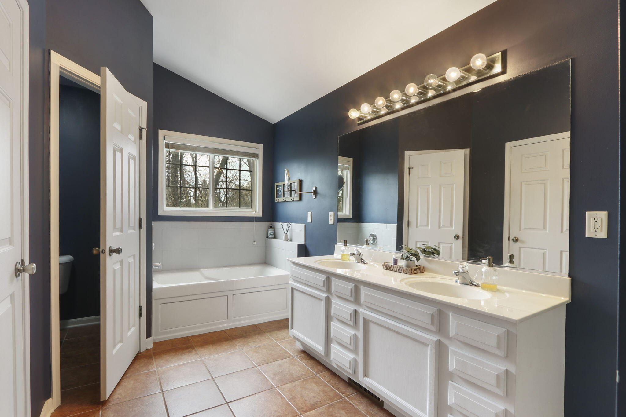 Pleasant Prairie, Wisconsin 53142, United States, 4 Bedrooms Bedrooms, ,3 BathroomsBathrooms,Residential,Pending,115551