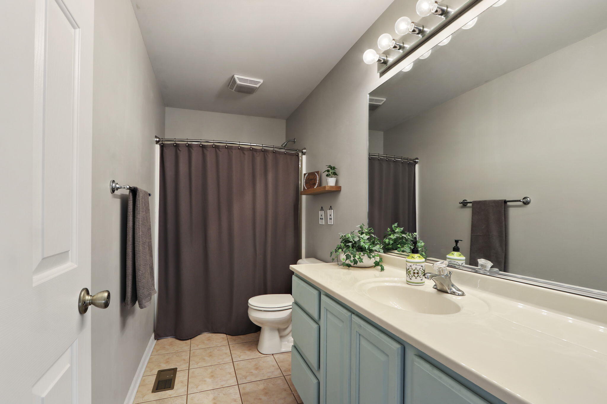 Pleasant Prairie, Wisconsin 53142, United States, 4 Bedrooms Bedrooms, ,3 BathroomsBathrooms,Residential,Pending,115551