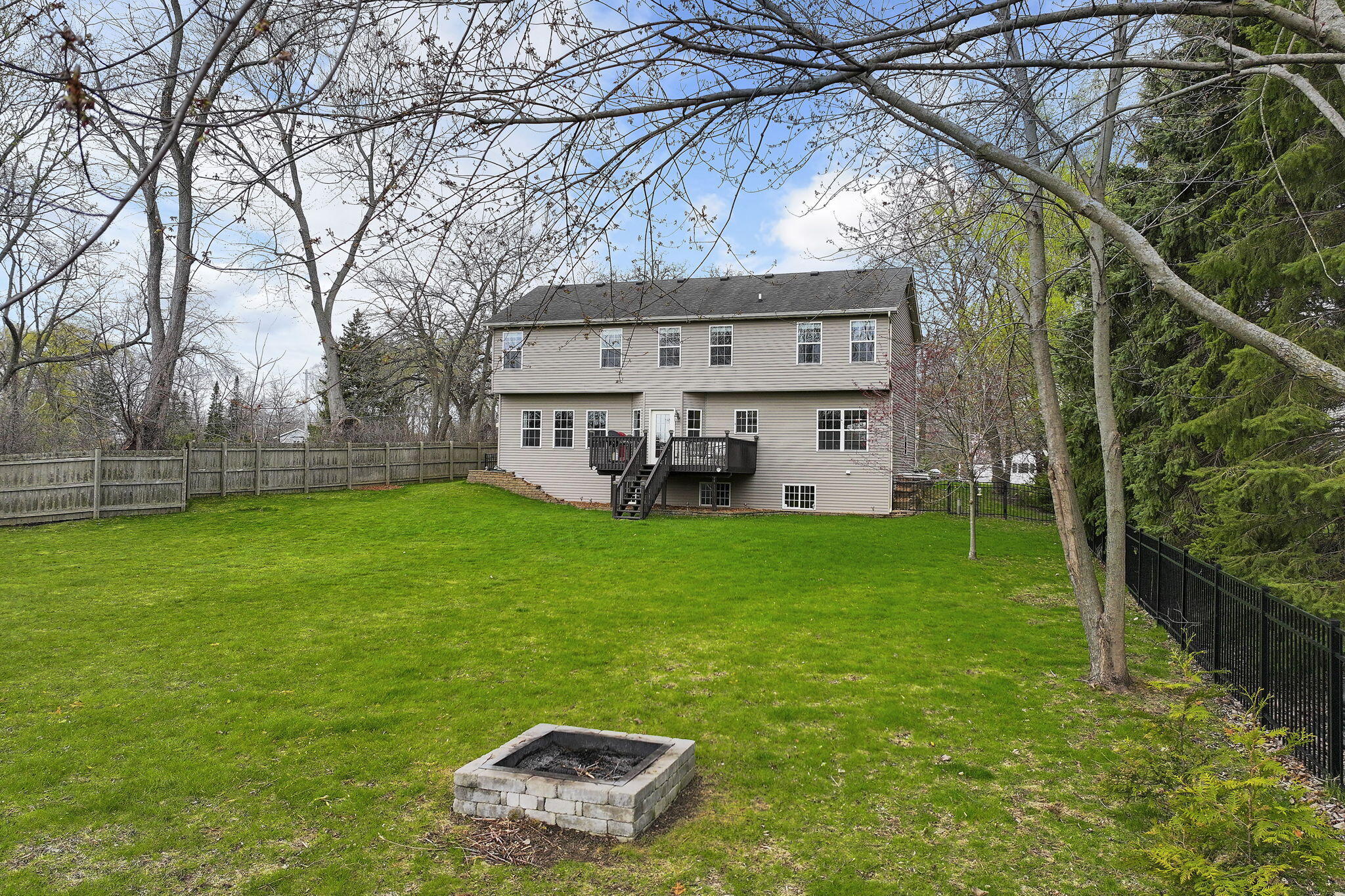 Pleasant Prairie, Wisconsin 53142, United States, 4 Bedrooms Bedrooms, ,3 BathroomsBathrooms,Residential,Pending,115551