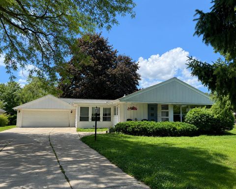 Photo of 2945 Cottonwood Ct, Brookfield, WI 53005 (MLS # 1970299)