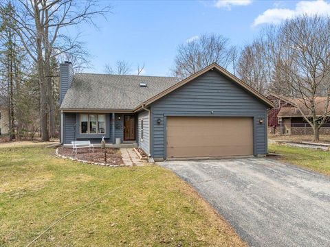Photo of 809 Amy Belle Lake Rd, Richfield, WI 53033 (MLS # 1955204)