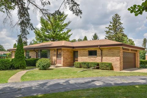 Photo of 15610 Brookhill Dr, Brookfield, WI 53005 (MLS # 1930252)