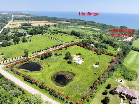 Photo of 585 High Bluff Dr, Grafton, WI 53024 (MLS # 1940114)