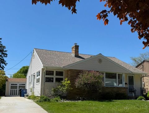 Photo of 1024 Illinois St, Racine, WI 53405 (MLS # 1963176)