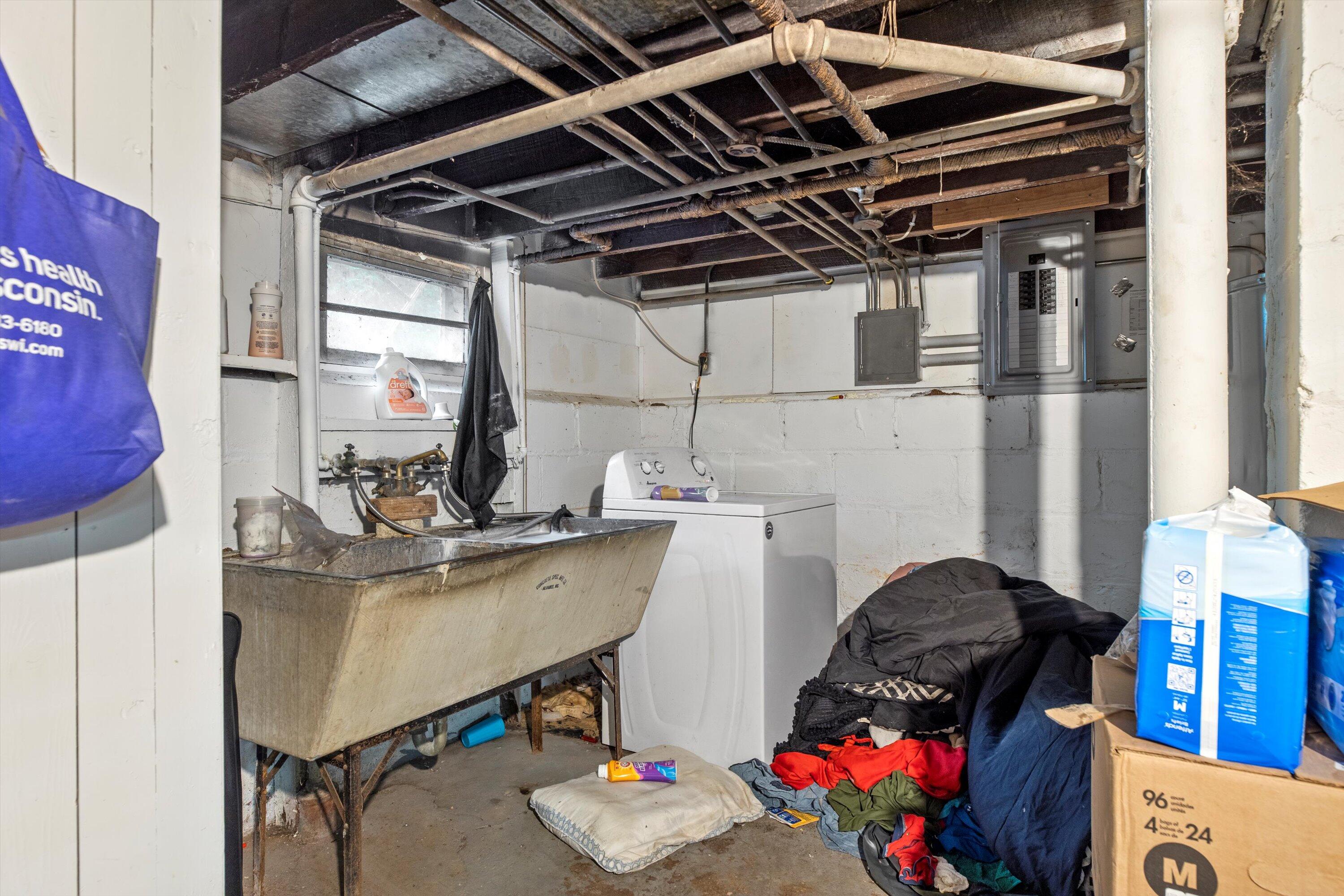 Milwaukee, Wisconsin 53210, United States, 2 Bedrooms Bedrooms, ,1 BathroomBathrooms,Residential,Active,161926