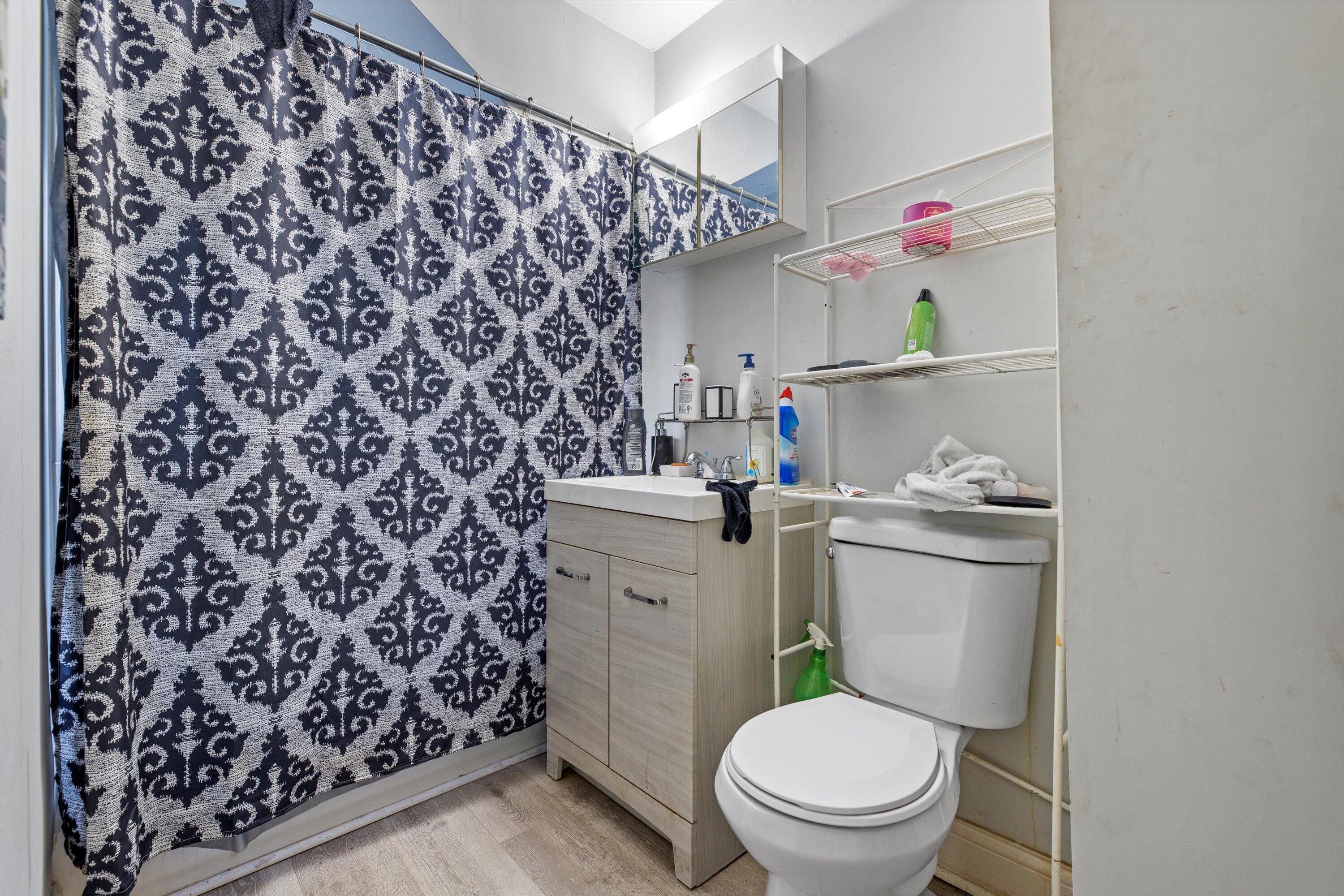 Milwaukee, Wisconsin 53210, United States, 2 Bedrooms Bedrooms, ,1 BathroomBathrooms,Residential,Active,161926