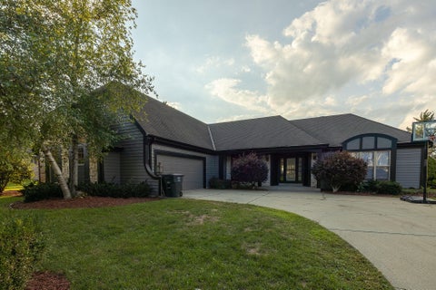 Photo of 8530 W Woodfield Ct, Franklin, WI 53132 (MLS # 1978030)