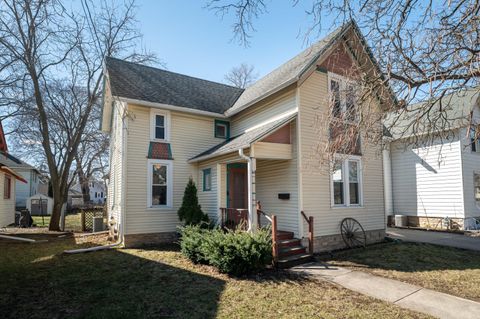 Photo of 923 Beechwood Ave, Waukesha, WI 53186 (MLS # 1955079)