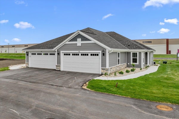 516 HUNTER OAKS BLVD, WATERTOWN, WI 53094 - Image e04e79bc28254fb3b1fb70ec7c49df72/2983944308