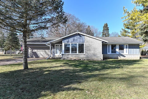 Photo of 2000 S Woodlawn Dr, New Berlin, WI 53146 (MLS # 1951466)