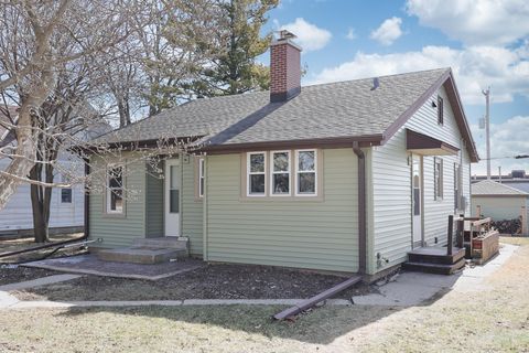 Photo of 10907 Glenway Ct, Wauwatosa, WI 53222 (MLS # 1952444)
