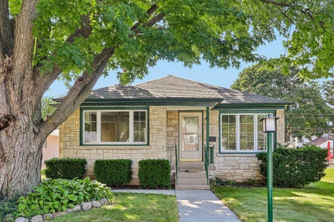 Photo of 5555 N Mohawk Ave, Glendale, WI 53217 (MLS # 1977148)