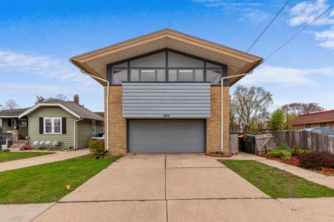 8915 W Becher St, West Allis, WI 53227 - #: 1918236
