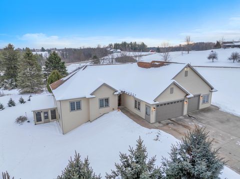 Photo of 3011 Rolling Hills Dr, Newton, WI 54220 (MLS # 1945473)