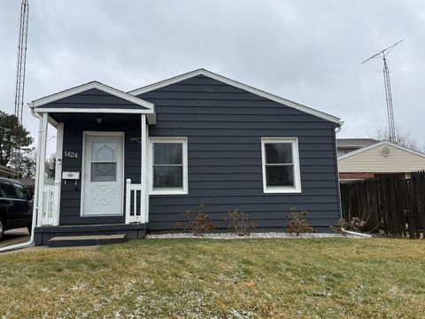 Photo of 1424 Oregon St, Racine, WI 53405 (MLS # 1953571)