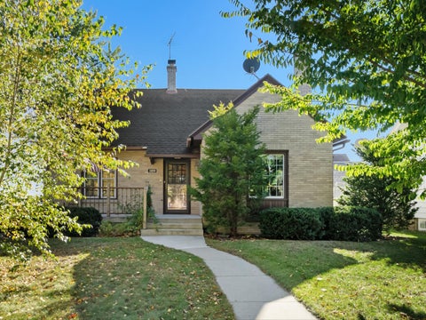 Photo of 1859 Michigan Ave, Manitowoc, WI 54220 (MLS # 1985793)