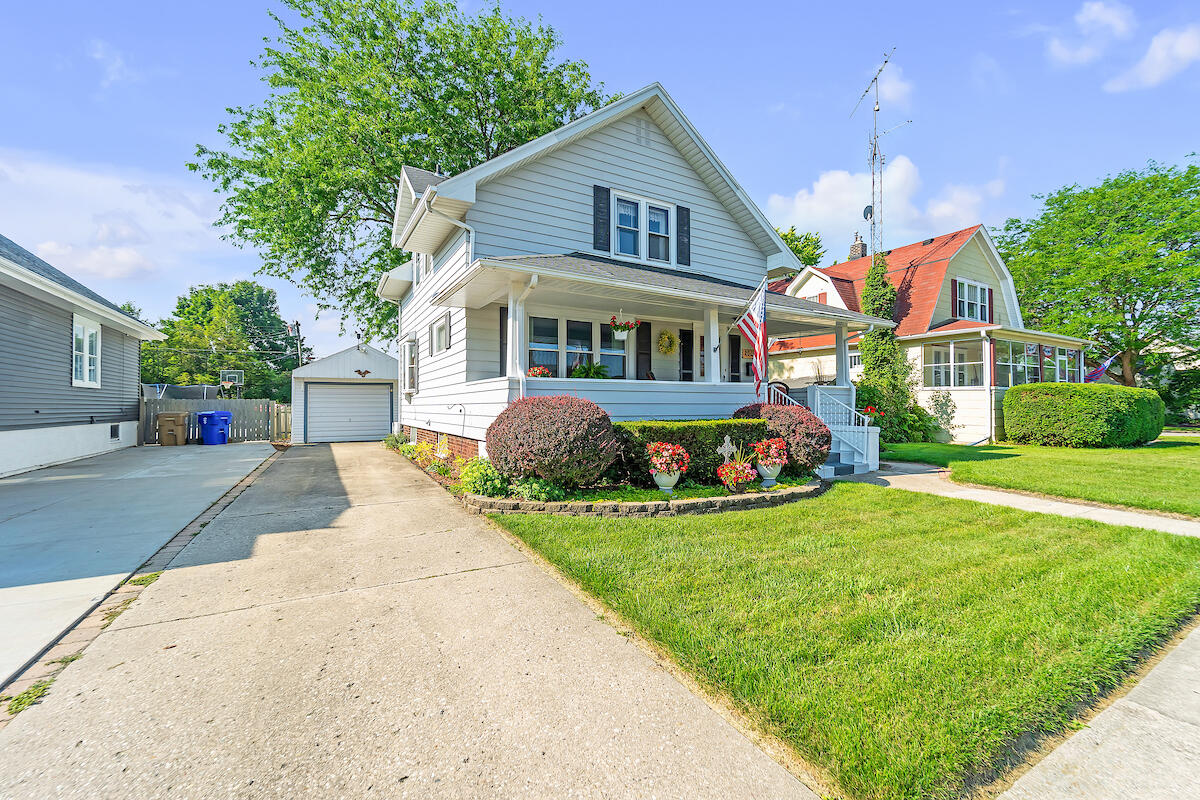 Kenosha, Wisconsin 53140, United States, 3 Bedrooms Bedrooms, ,2 BathroomsBathrooms,Residential,Pending,202314