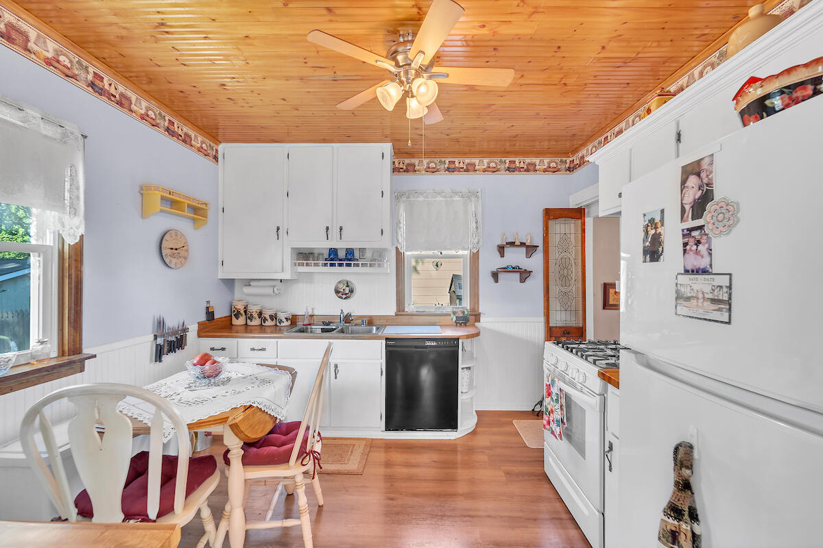 Kenosha, Wisconsin 53140, United States, 3 Bedrooms Bedrooms, ,2 BathroomsBathrooms,Residential,Pending,202314