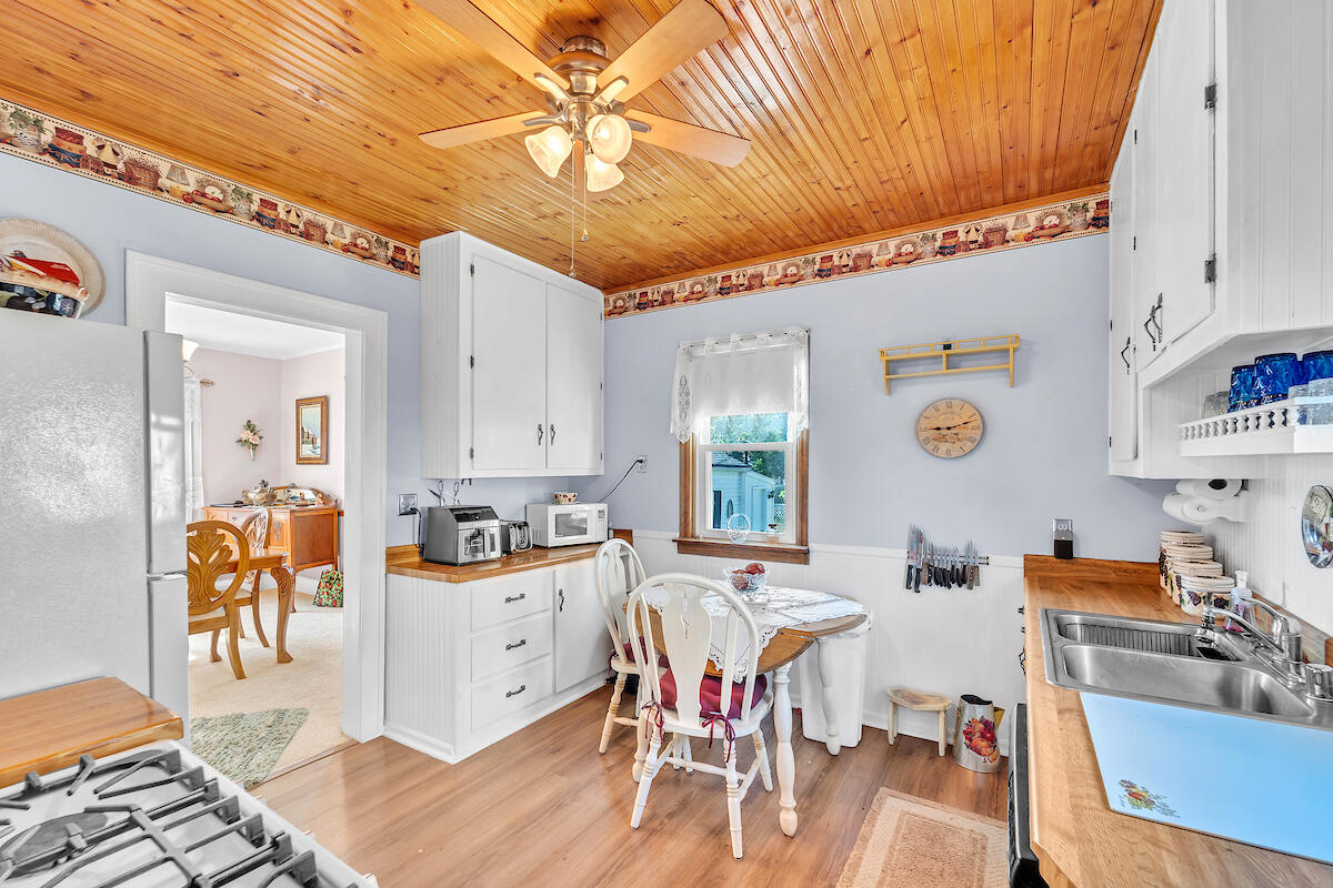 Kenosha, Wisconsin 53140, United States, 3 Bedrooms Bedrooms, ,2 BathroomsBathrooms,Residential,Pending,202314