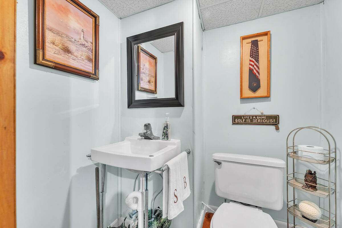 Kenosha, Wisconsin 53140, United States, 3 Bedrooms Bedrooms, ,2 BathroomsBathrooms,Residential,Pending,202314