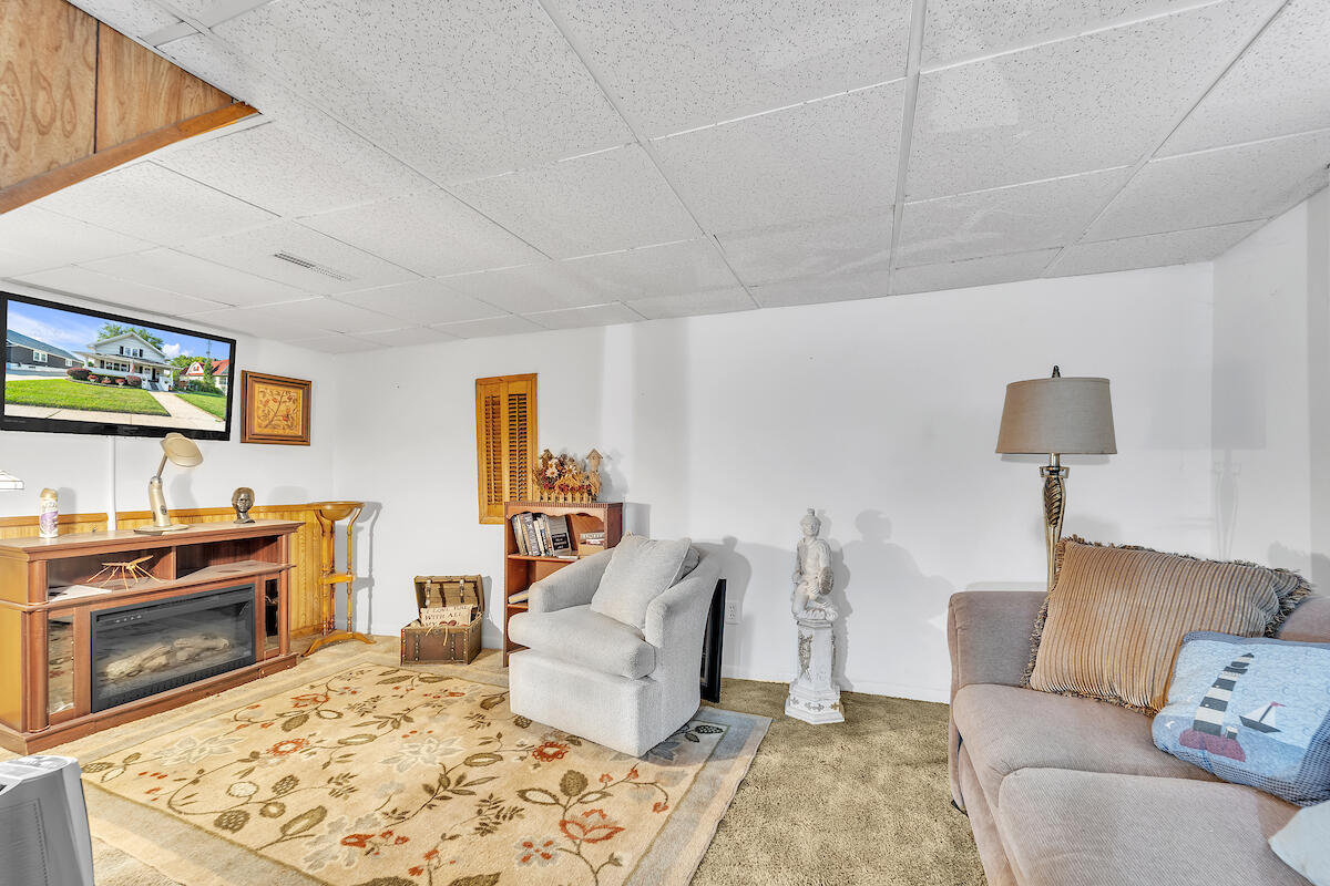 Kenosha, Wisconsin 53140, United States, 3 Bedrooms Bedrooms, ,2 BathroomsBathrooms,Residential,Pending,202314