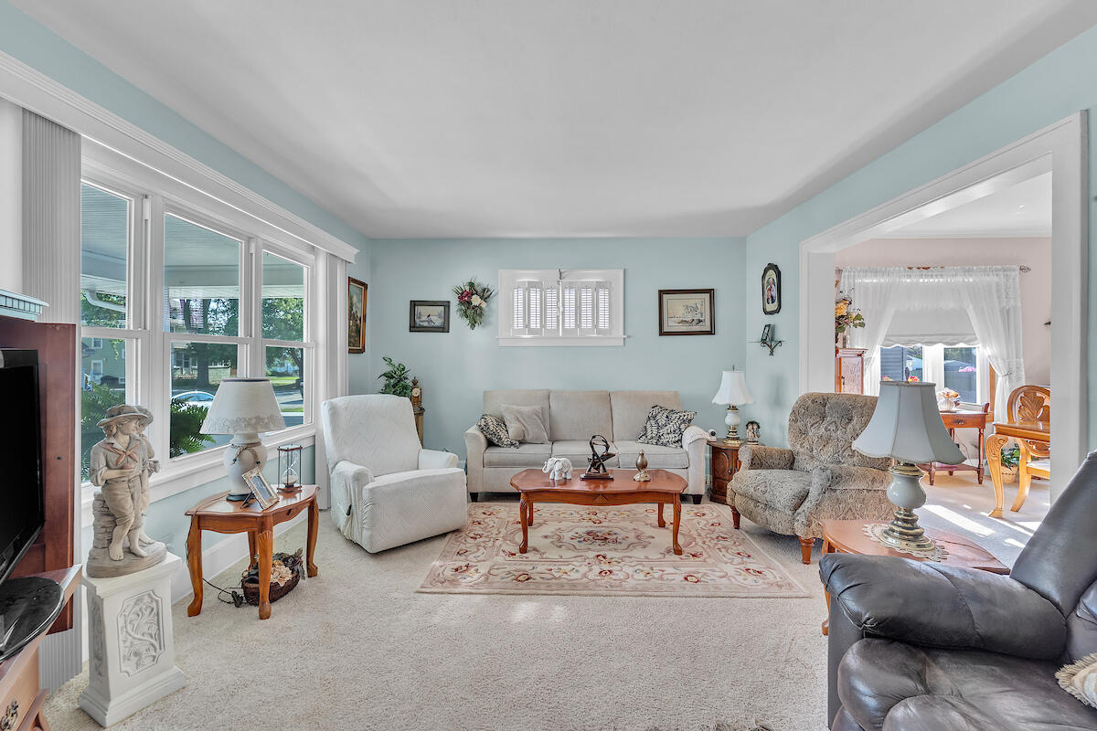 Kenosha, Wisconsin 53140, United States, 3 Bedrooms Bedrooms, ,2 BathroomsBathrooms,Residential,Pending,202314