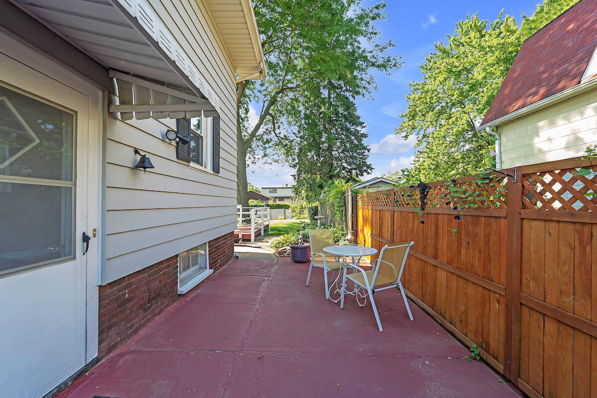 Kenosha, Wisconsin 53140, United States, 3 Bedrooms Bedrooms, ,2 BathroomsBathrooms,Residential,Pending,202314