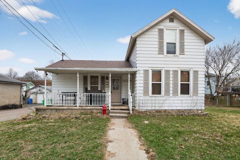 Photo of 413 East St, Baraboo, WI 53913 (MLS # 1956049)