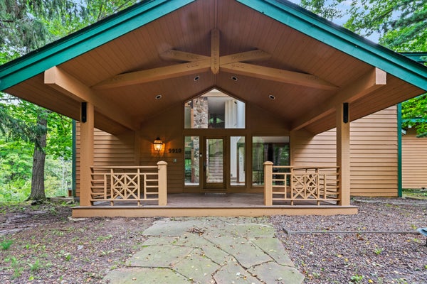 9910 N COREY LN, MEQUON, WI 53092 - Image e1588a71b0becdc61992dfcda80a3feb/1390455440