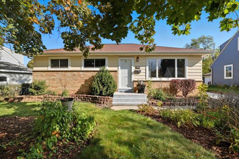 Photo of 329 Parkfield Dr, West Bend, WI 53090 (MLS # 1939696)