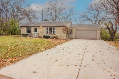 Photo of N89W13773 Bonnie Ln, Menomonee Falls, WI 53051 (MLS # 1943890)