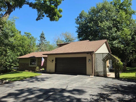 Photo of 2944 Ridley Rd, Delafield, WI 53029 (MLS # 1979430)
