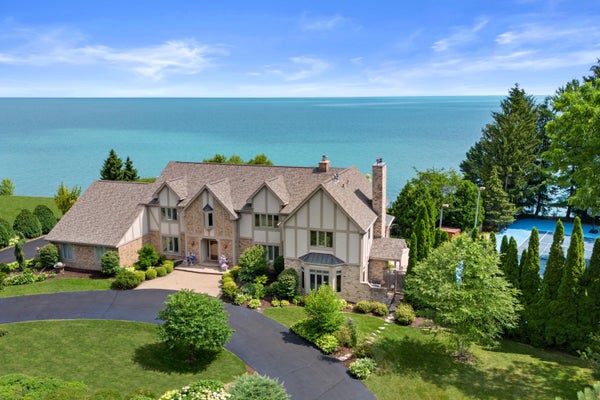 704 WATERS EDGE RD, CALEDONIA, WI 53402 - Image e2de7929bb5cc9dae78d4c49a414d021/228424928