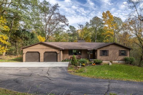 Photo of N1394 Red Oaks Dr, Shelby, WI 54601 (MLS # 1940051)
