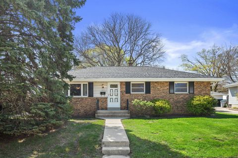 Photo of 1835 W Kimberly Ave, Milwaukee, WI 53221 (MLS # 1959325)