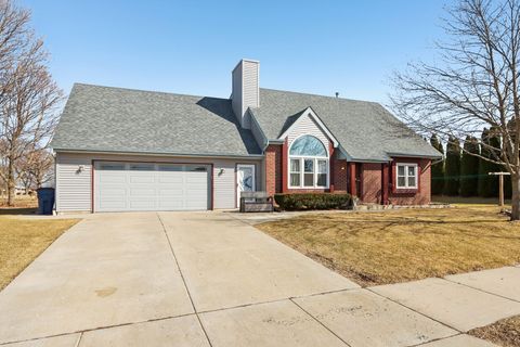 Photo of 8300 S Parkridge Dr, Oak Creek, WI 53154 (MLS # 1909641)