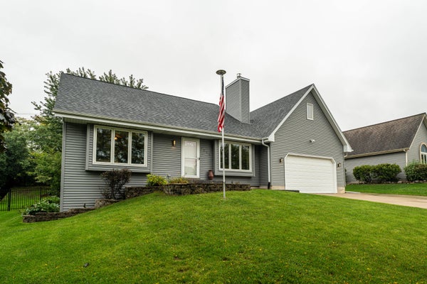 7244 S DOVER HILL CT, FRANKLIN, WI 53132 - Image e37e31dc293bcd4663598b0f2cefb319/3404072089