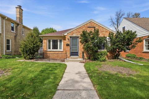 Photo of 5723 N Creswood Blvd, Glendale, WI 53209 (MLS # 1961528)