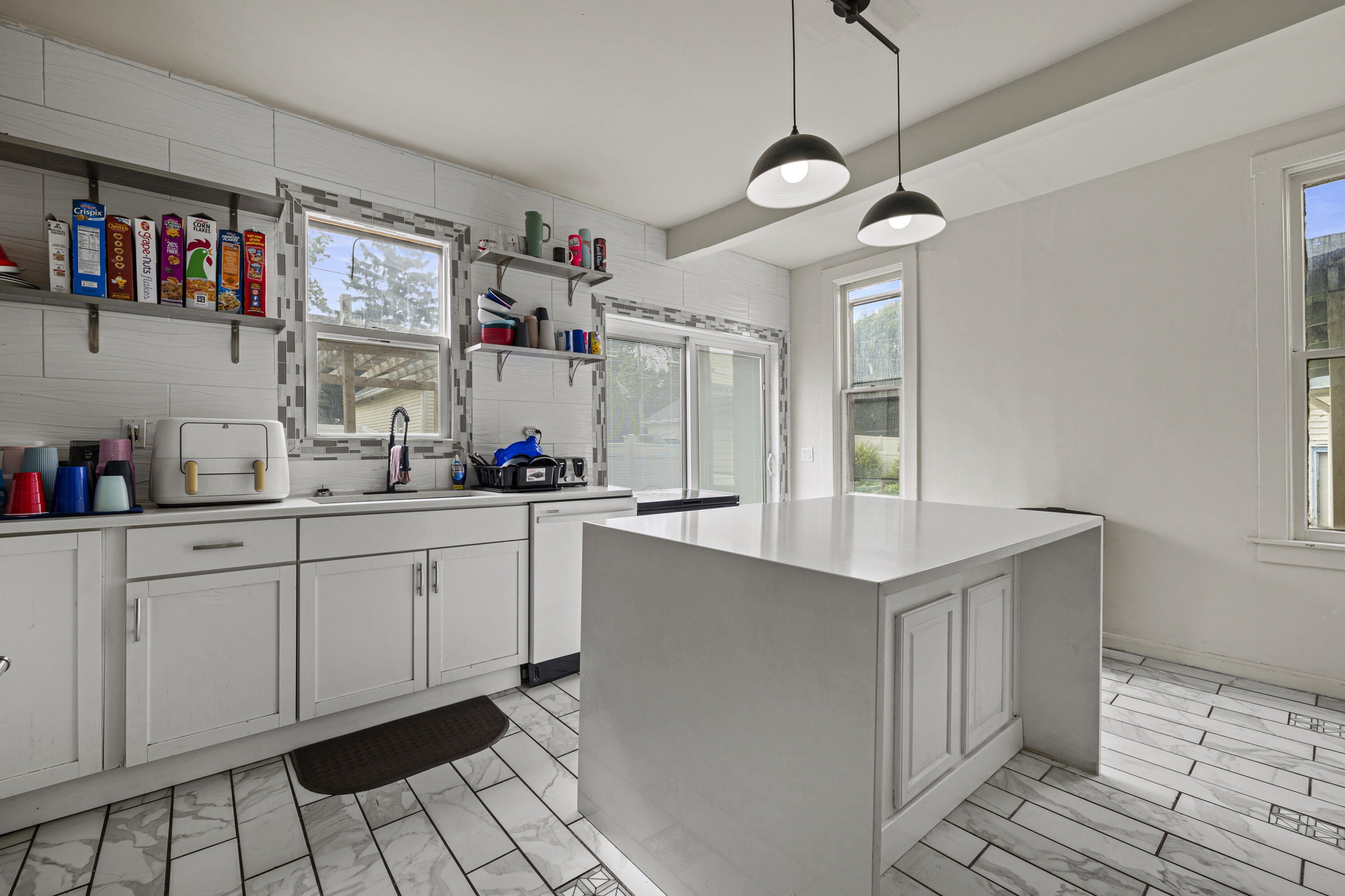 Milwaukee, Wisconsin 53204, United States, 5 Bedrooms Bedrooms, ,1 BathroomBathrooms,Residential,Active,160714