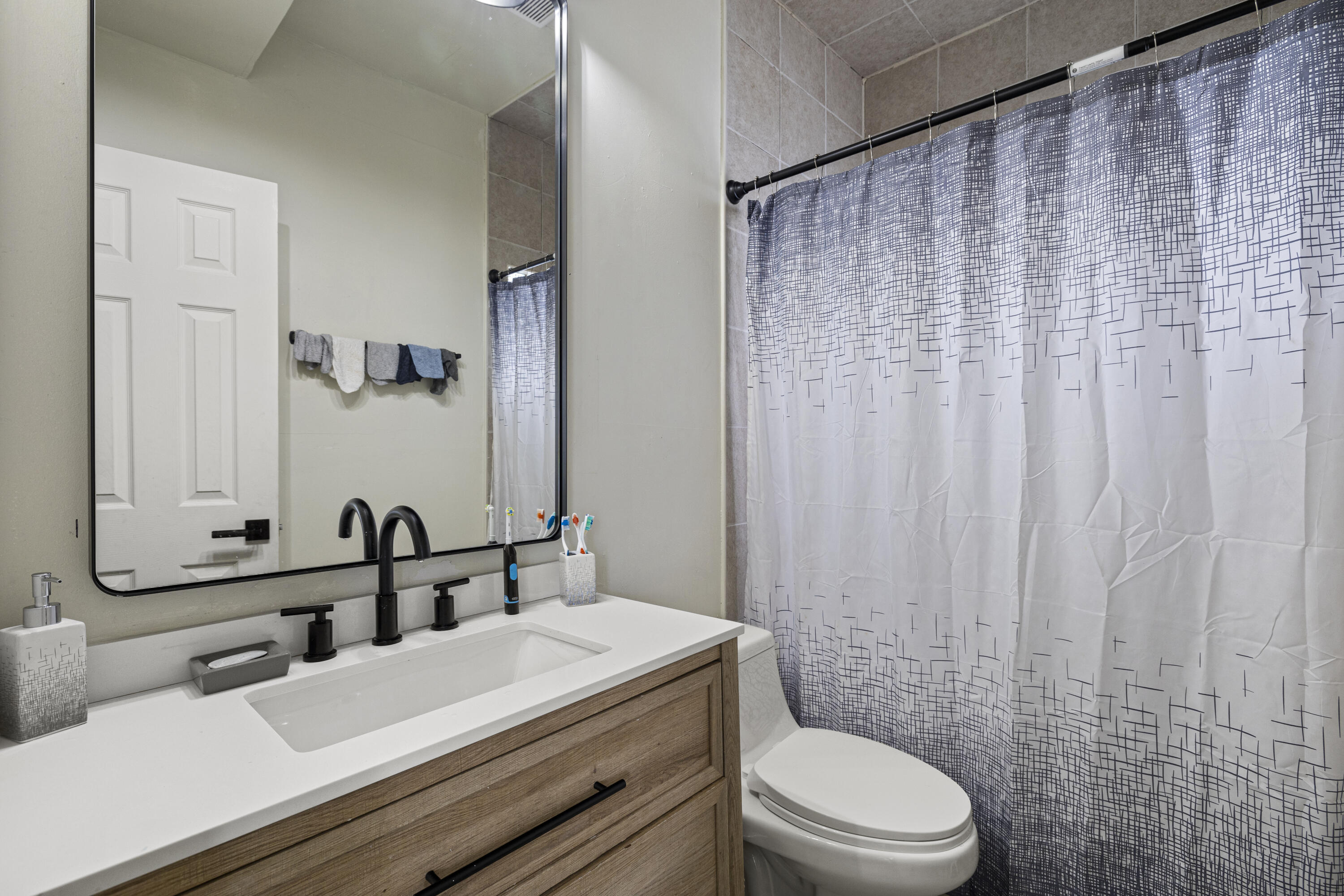 Milwaukee, Wisconsin 53204, United States, 5 Bedrooms Bedrooms, ,1 BathroomBathrooms,Residential,Active,160714