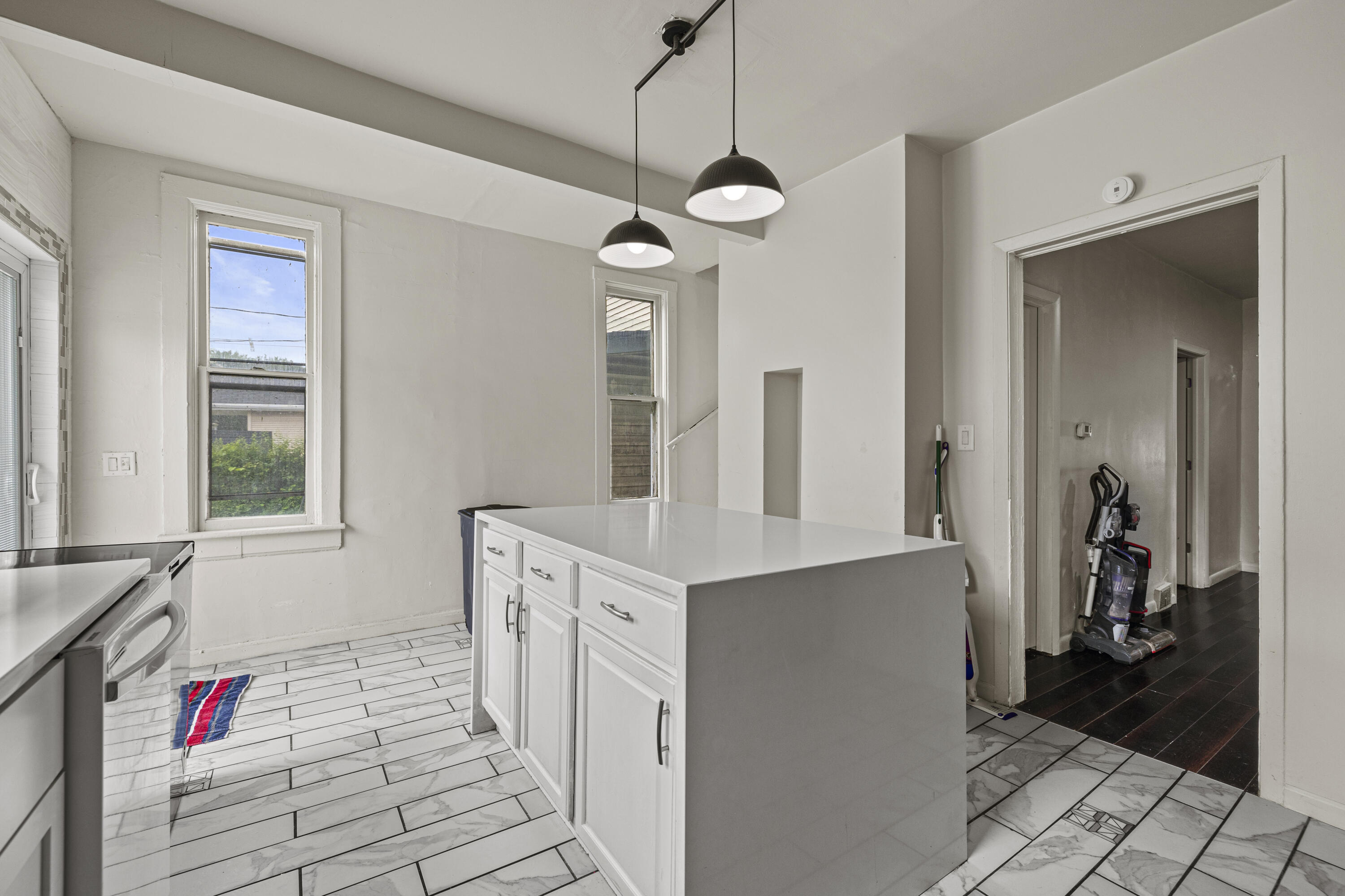 Milwaukee, Wisconsin 53204, United States, 5 Bedrooms Bedrooms, ,1 BathroomBathrooms,Residential,Active,160714