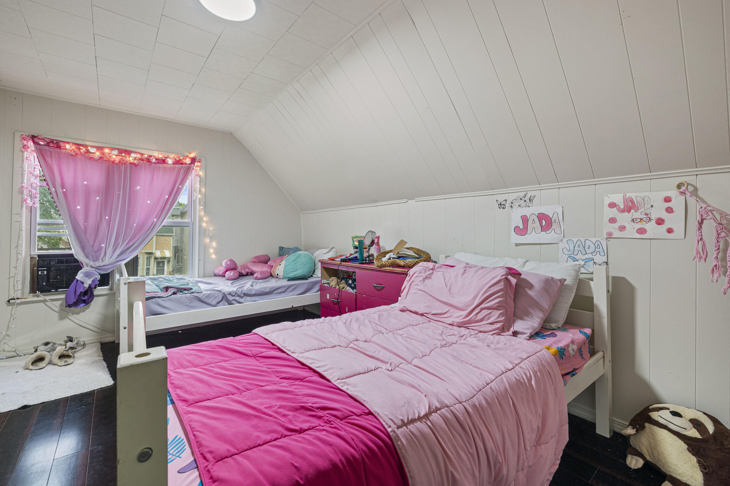 Milwaukee, Wisconsin 53204, United States, 5 Bedrooms Bedrooms, ,1 BathroomBathrooms,Residential,Active,160714