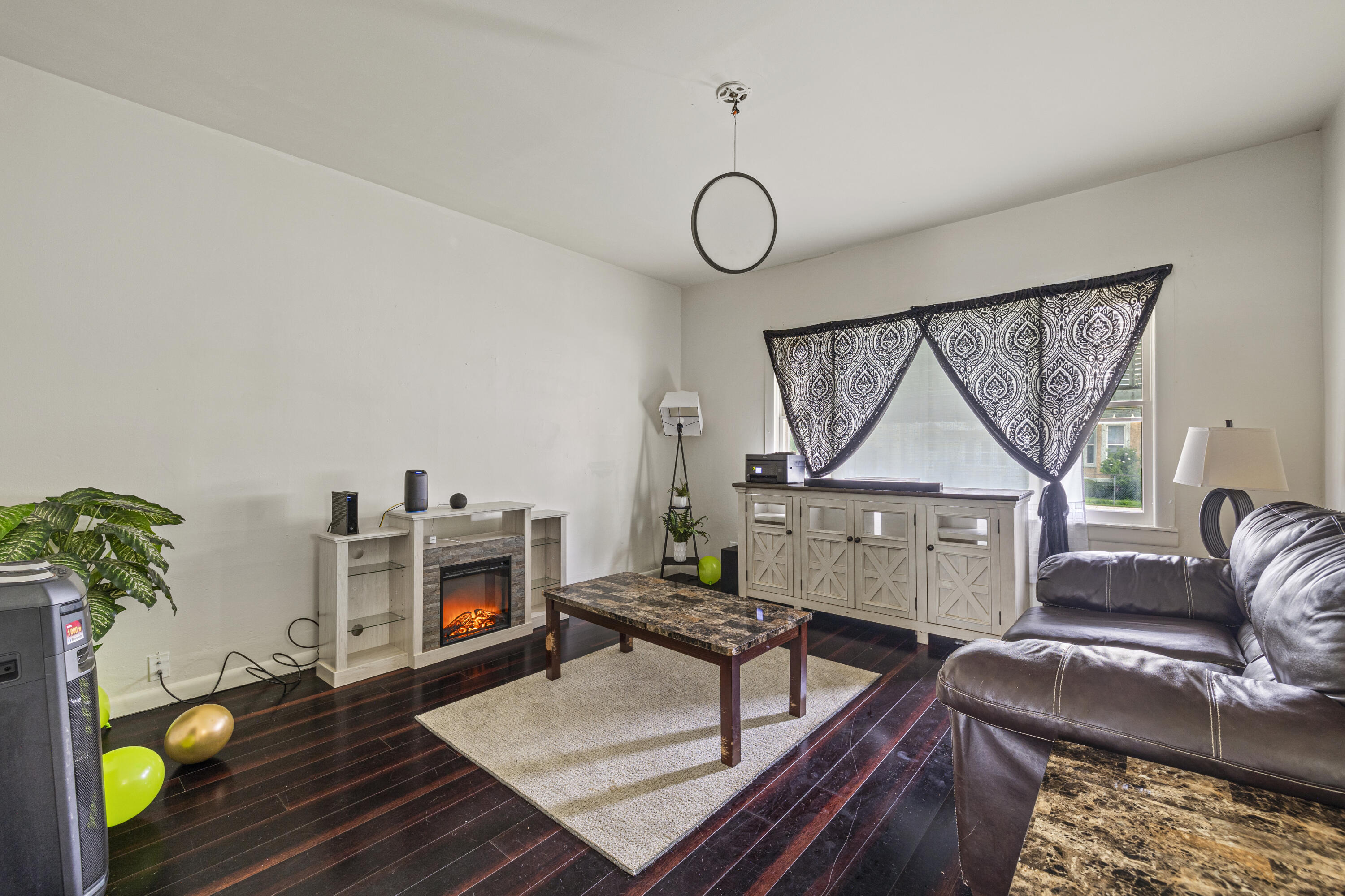 Milwaukee, Wisconsin 53204, United States, 5 Bedrooms Bedrooms, ,1 BathroomBathrooms,Residential,Active,160714