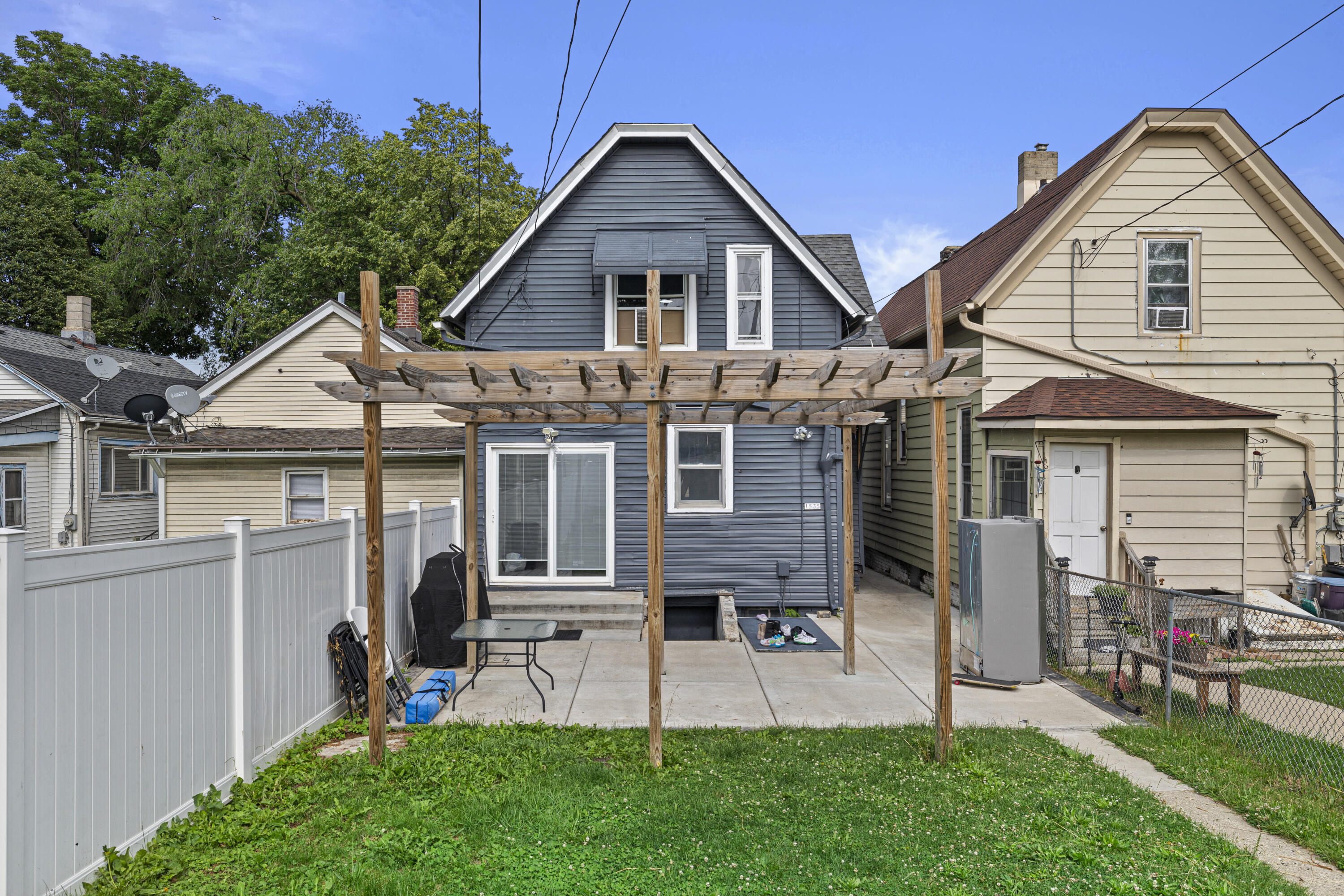 Milwaukee, Wisconsin 53204, United States, 5 Bedrooms Bedrooms, ,1 BathroomBathrooms,Residential,Active,160714