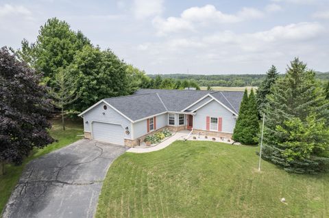Photo of W4743 Scott Ln, Lebanon, WI 53047 (MLS # 1969797)