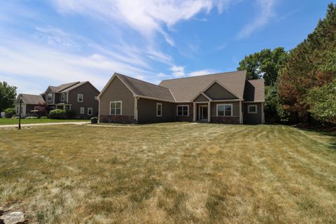 Photo of W245N2799 Single Tree Dr, Pewaukee, WI 53072 (MLS # 1965814)